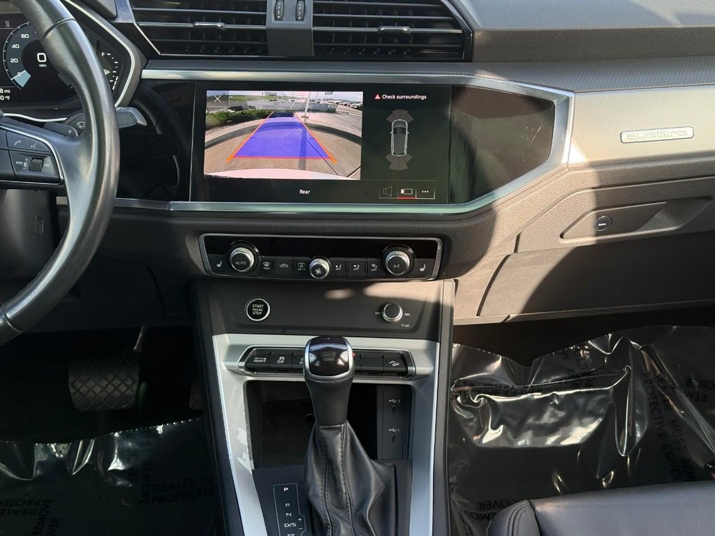 Audi Q3 Vehicle Full-screen Gallery Image 15