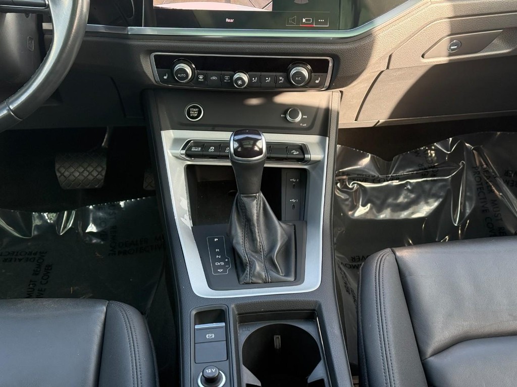 Audi Q3 Vehicle Full-screen Gallery Image 16