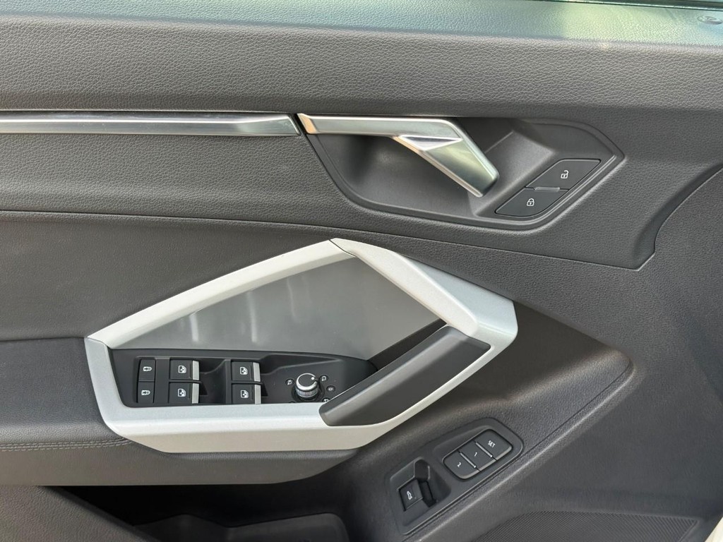 Audi Q3 Vehicle Full-screen Gallery Image 17