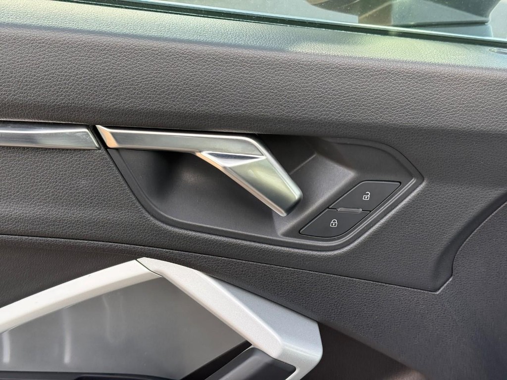 Audi Q3 Vehicle Full-screen Gallery Image 18