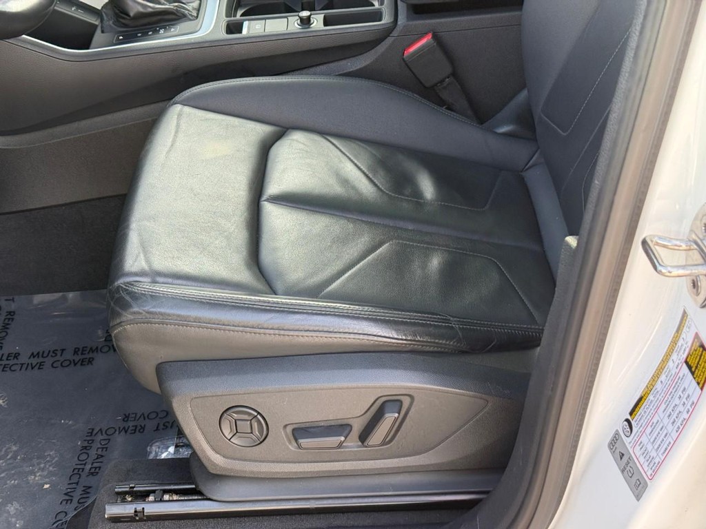 Audi Q3 Vehicle Full-screen Gallery Image 19