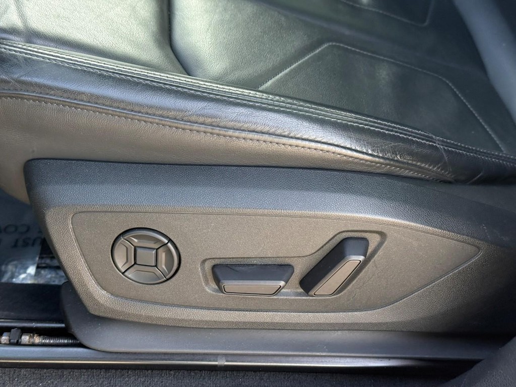 Audi Q3 Vehicle Full-screen Gallery Image 20