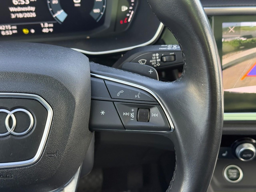 Audi Q3 Vehicle Full-screen Gallery Image 22