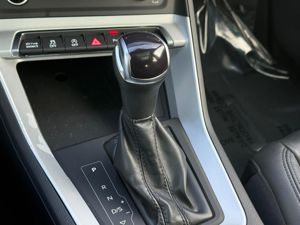 Audi Q3 Vehicle Full-screen Gallery Image 24