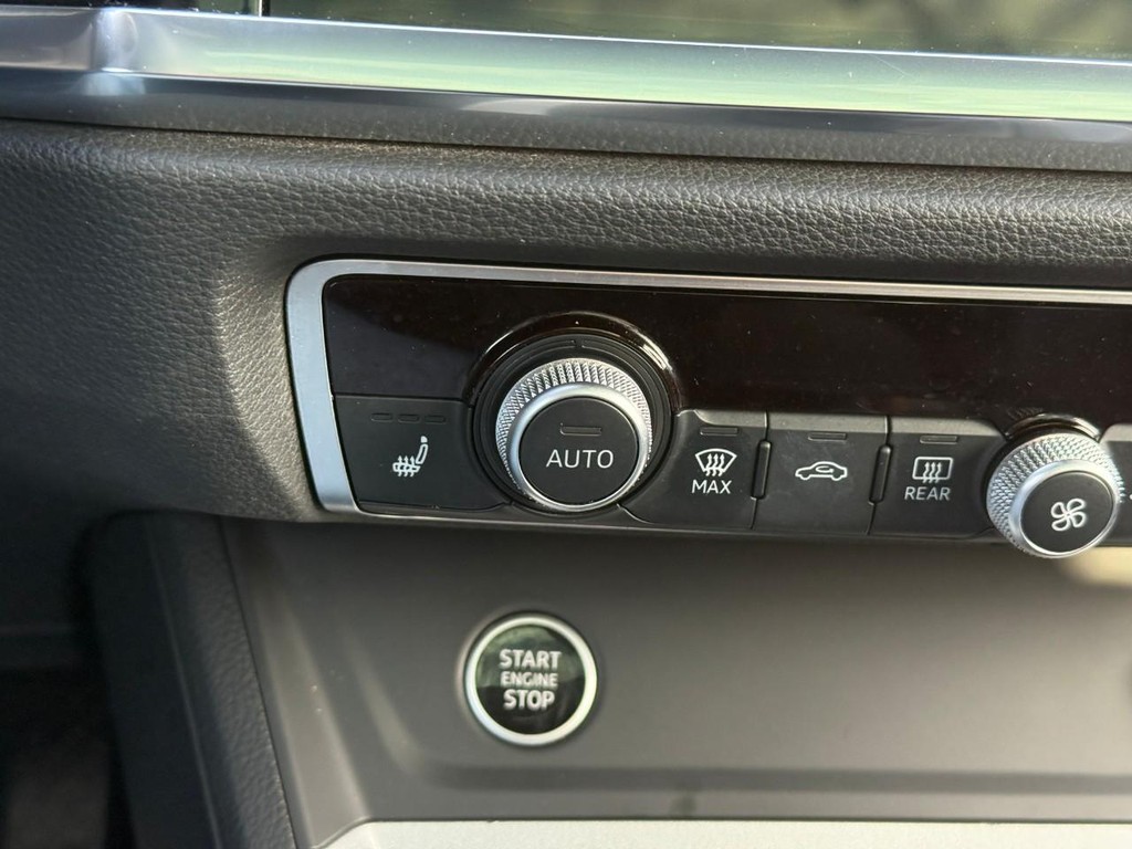 Audi Q3 Vehicle Full-screen Gallery Image 25