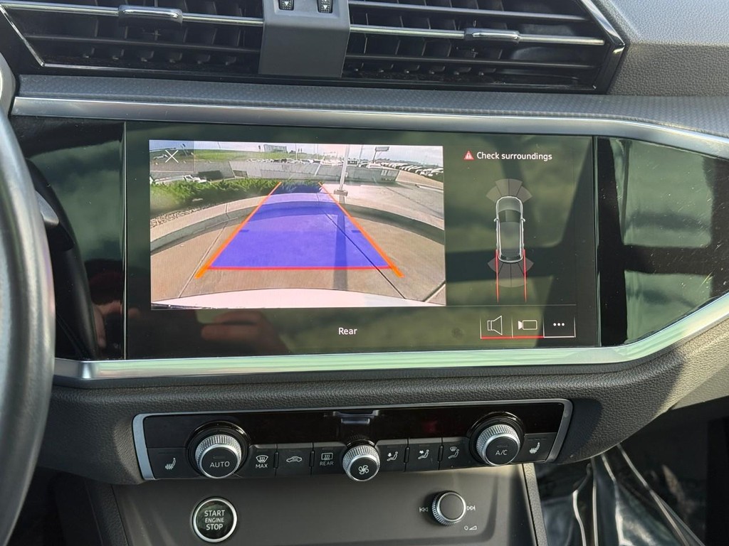 Audi Q3 Vehicle Full-screen Gallery Image 26