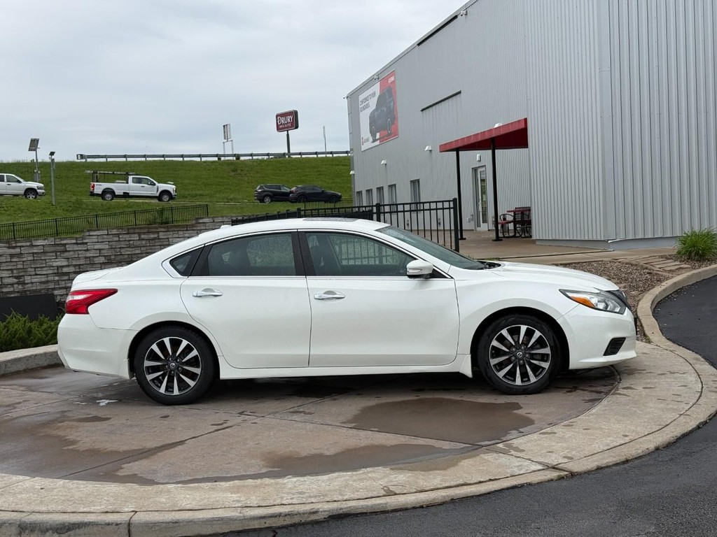 Nissan Altima Vehicle Full-screen Gallery Image 02