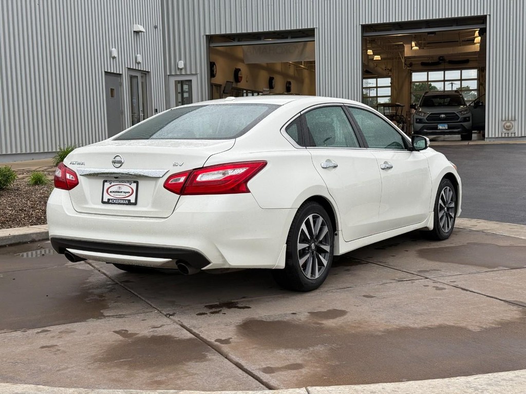 Nissan Altima Vehicle Full-screen Gallery Image 03