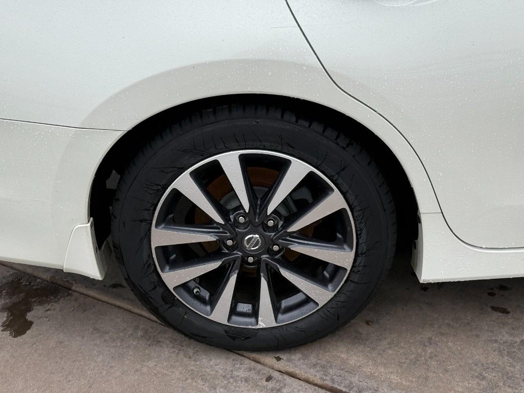 Nissan Altima Vehicle Full-screen Gallery Image 04