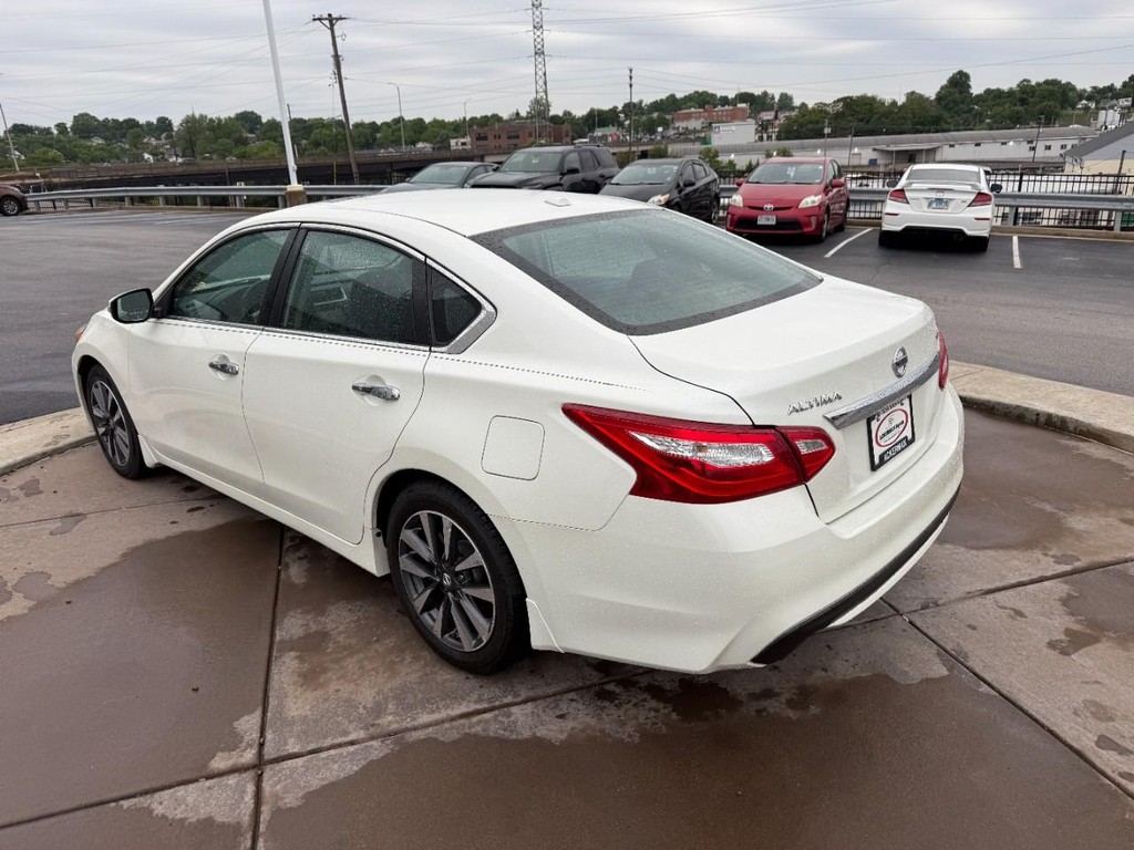 Nissan Altima Vehicle Full-screen Gallery Image 06