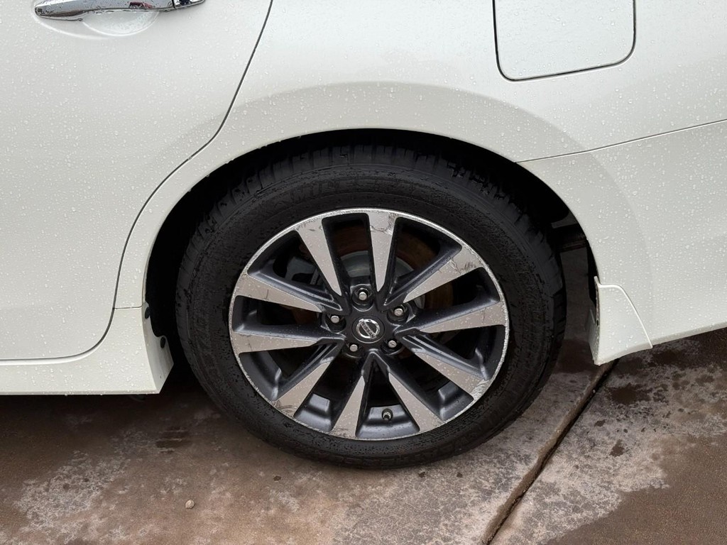 Nissan Altima Vehicle Full-screen Gallery Image 07