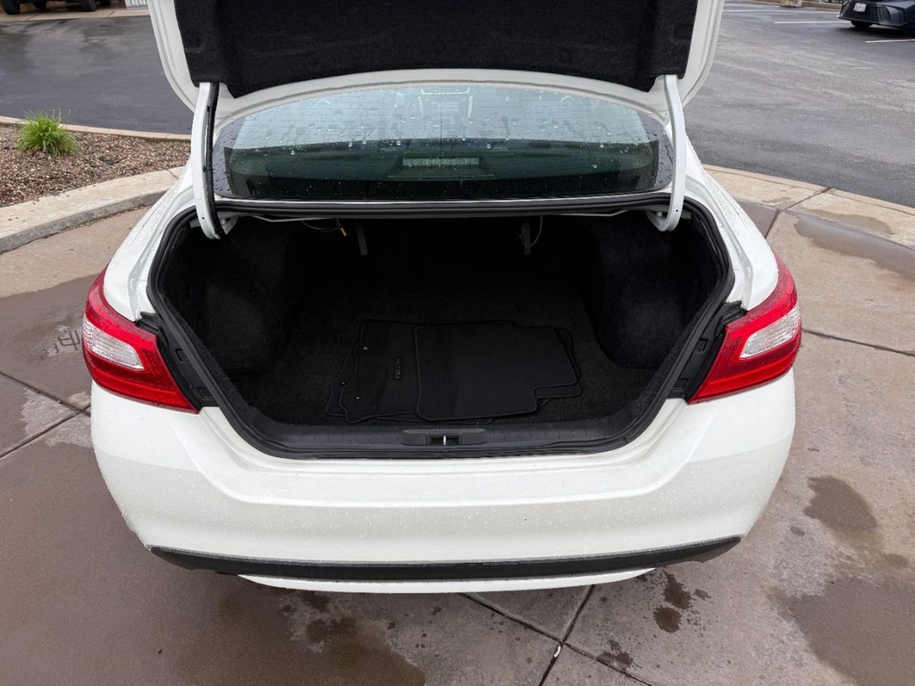 Nissan Altima Vehicle Full-screen Gallery Image 08