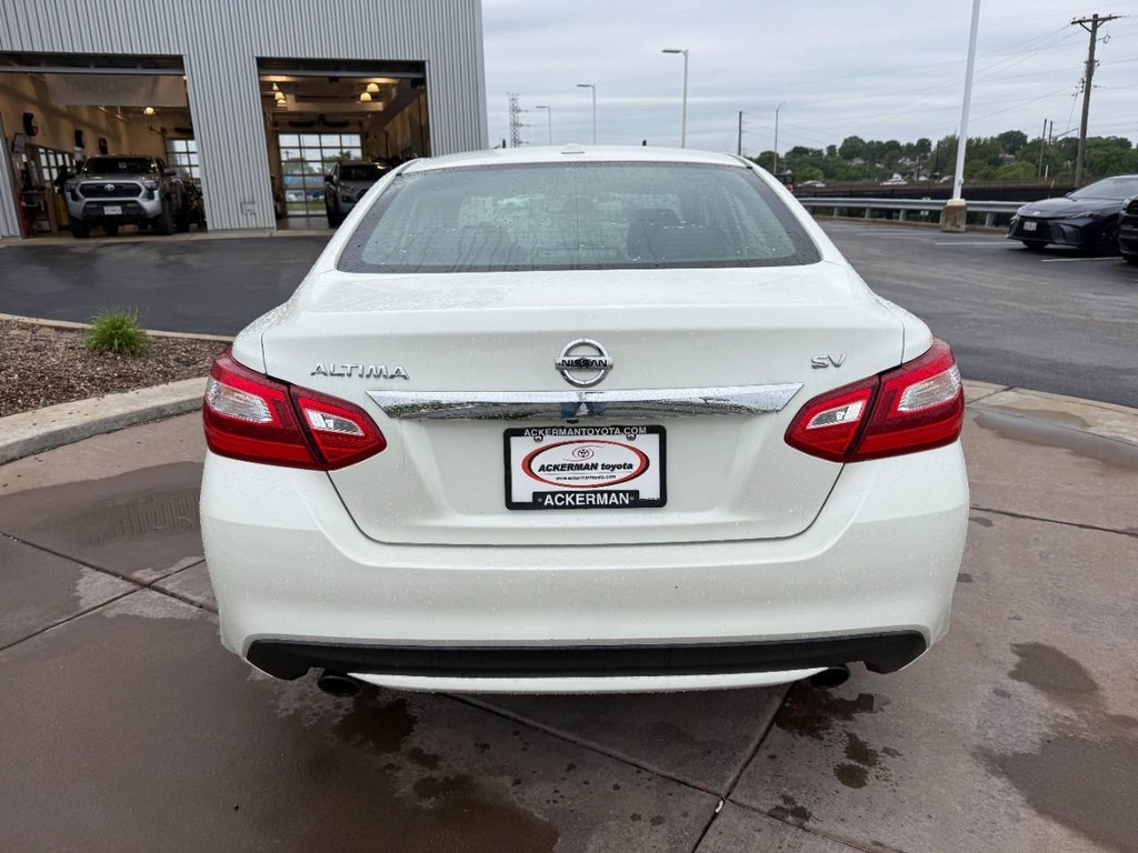 Nissan Altima Vehicle Full-screen Gallery Image 09