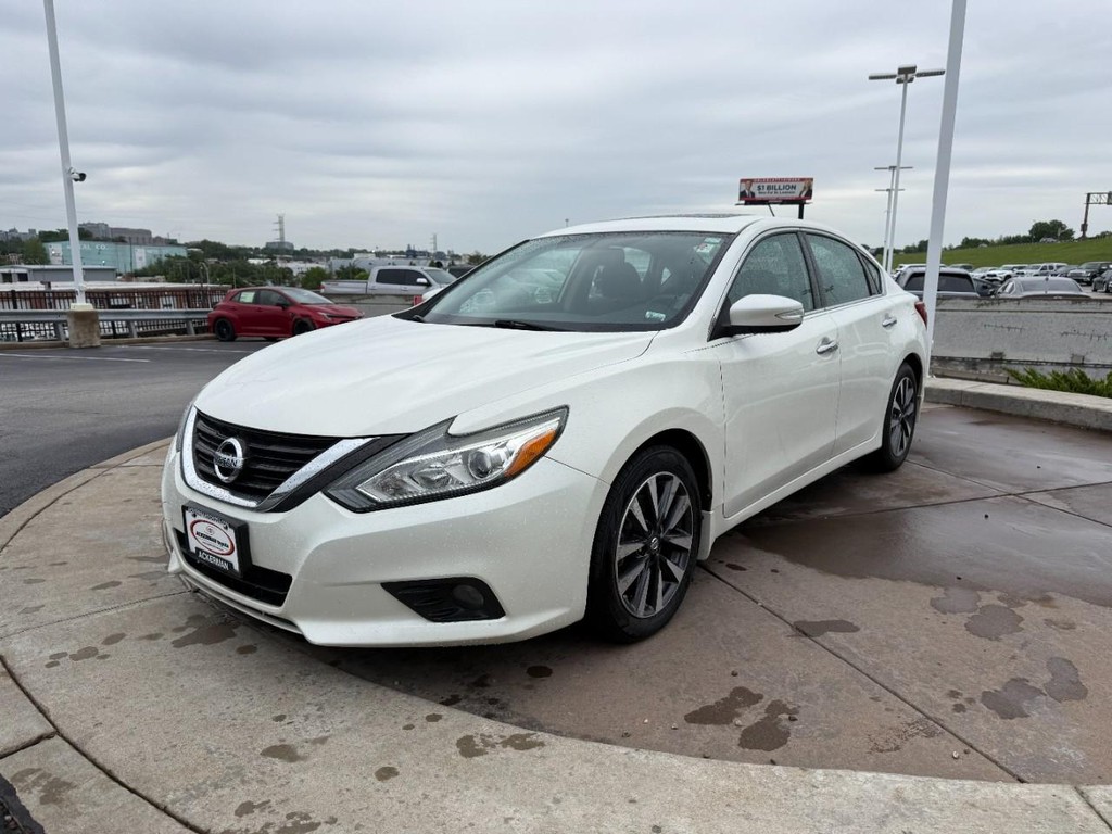 Nissan Altima Vehicle Full-screen Gallery Image 10