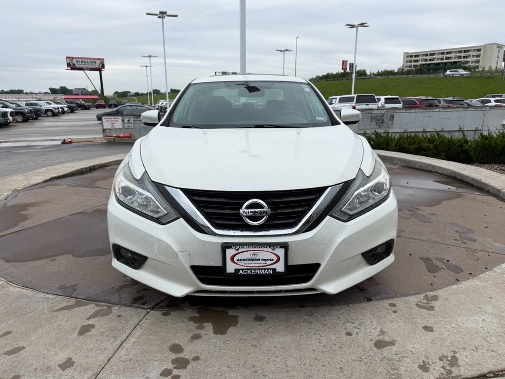 Nissan Altima Vehicle Full-screen Gallery Image 11
