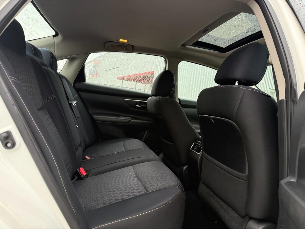 Nissan Altima Vehicle Full-screen Gallery Image 12