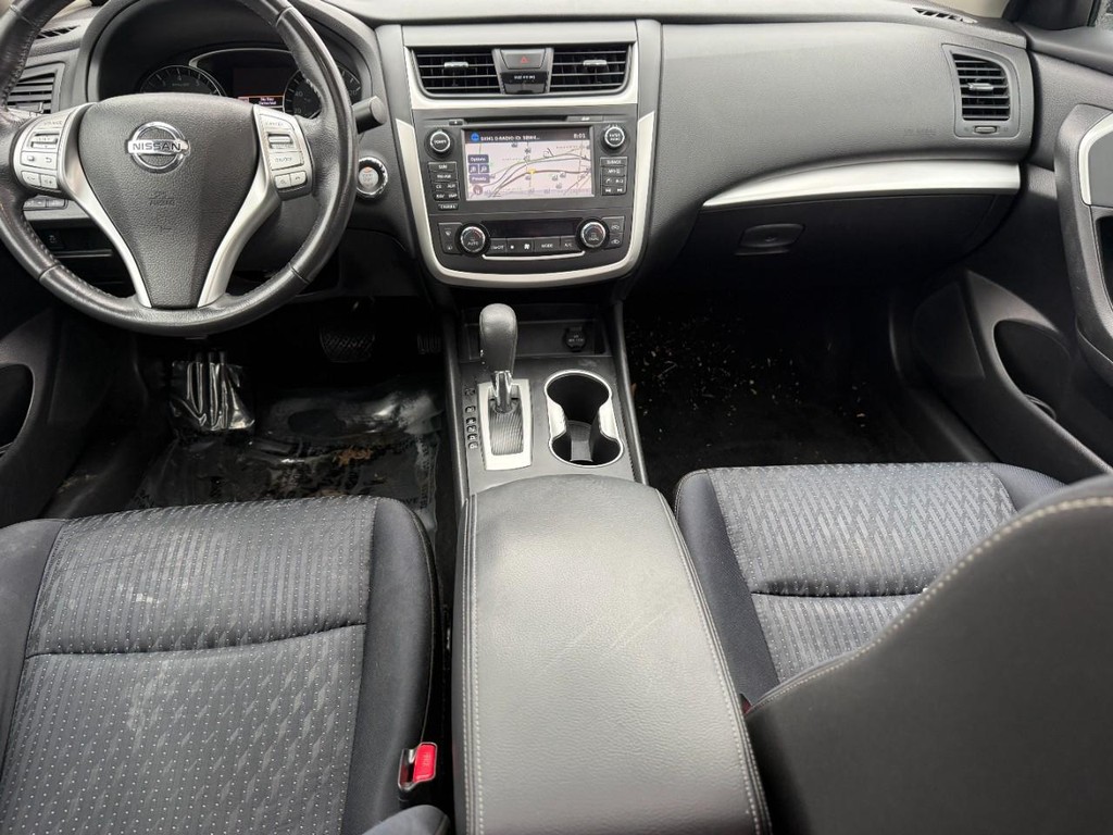 Nissan Altima Vehicle Full-screen Gallery Image 13