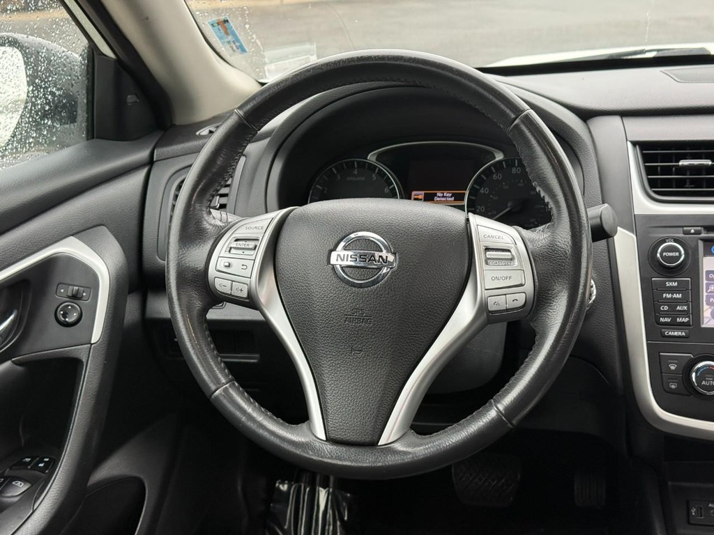 Nissan Altima Vehicle Full-screen Gallery Image 14