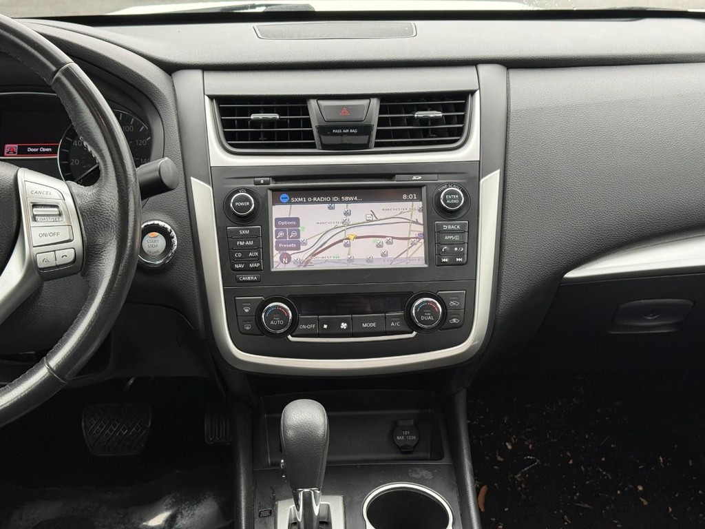 Nissan Altima Vehicle Full-screen Gallery Image 15