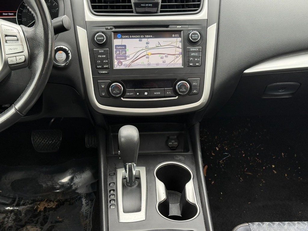 Nissan Altima Vehicle Full-screen Gallery Image 16