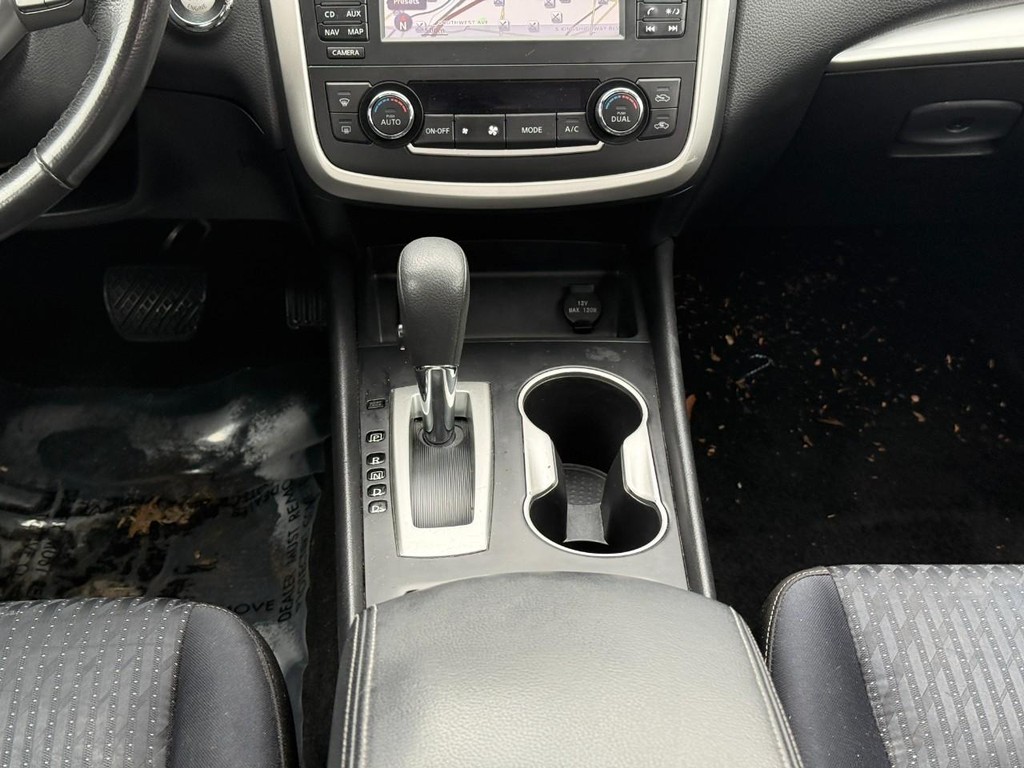 Nissan Altima Vehicle Full-screen Gallery Image 17