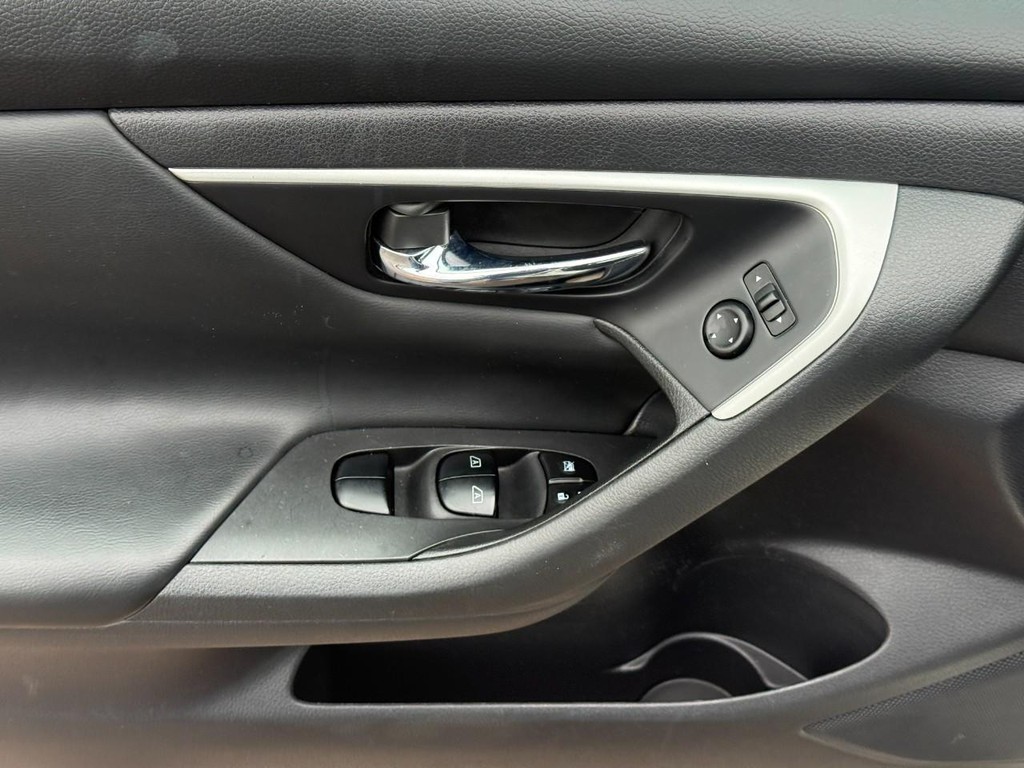 Nissan Altima Vehicle Full-screen Gallery Image 18