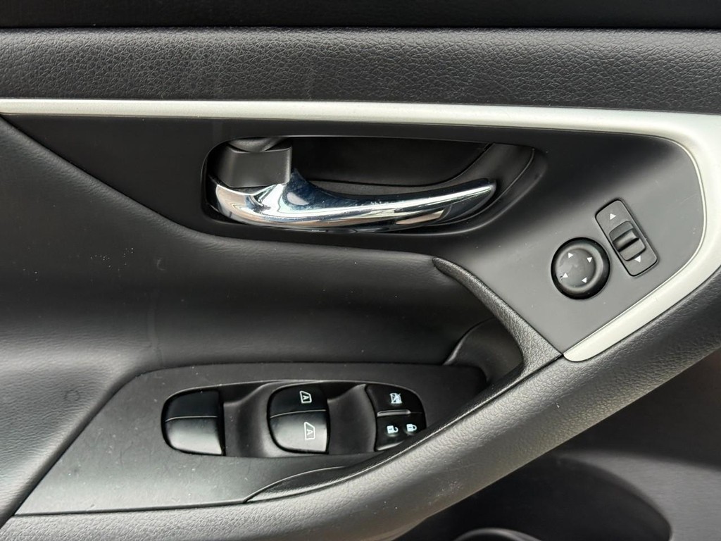 Nissan Altima Vehicle Full-screen Gallery Image 19