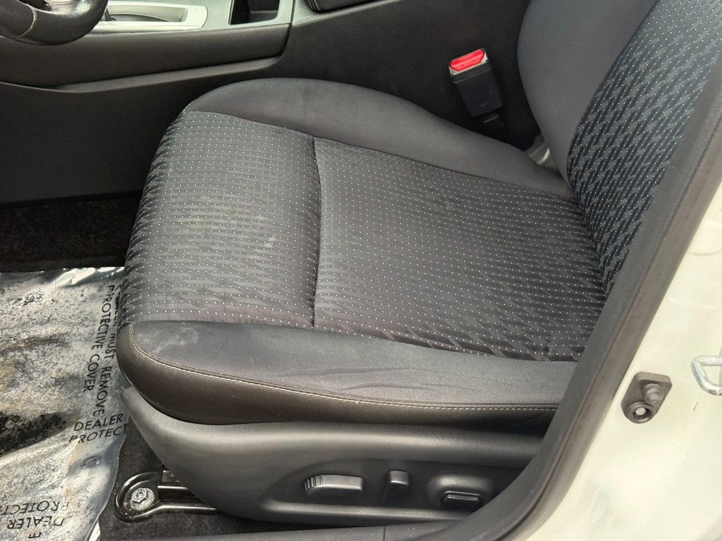 Nissan Altima Vehicle Full-screen Gallery Image 20