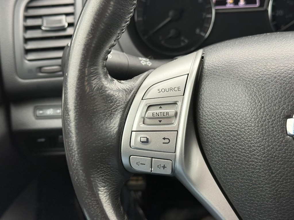 Nissan Altima Vehicle Full-screen Gallery Image 21