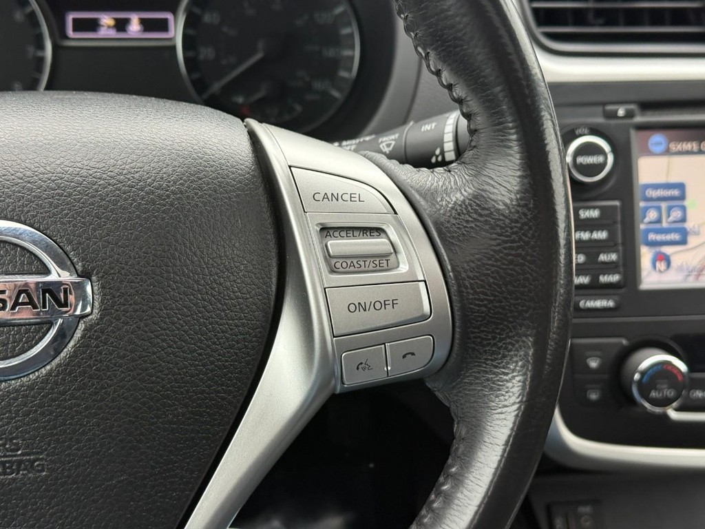 Nissan Altima Vehicle Full-screen Gallery Image 22