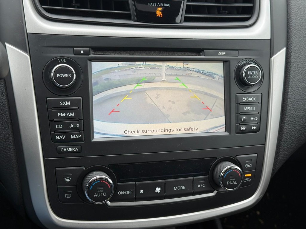Nissan Altima Vehicle Full-screen Gallery Image 24
