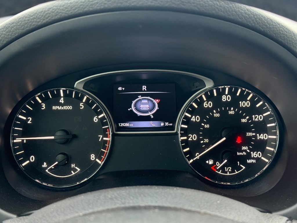Nissan Altima Vehicle Full-screen Gallery Image 25