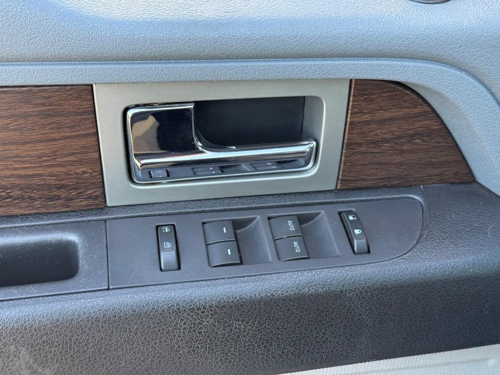 Ford F-150 Vehicle Full-screen Gallery Image 16