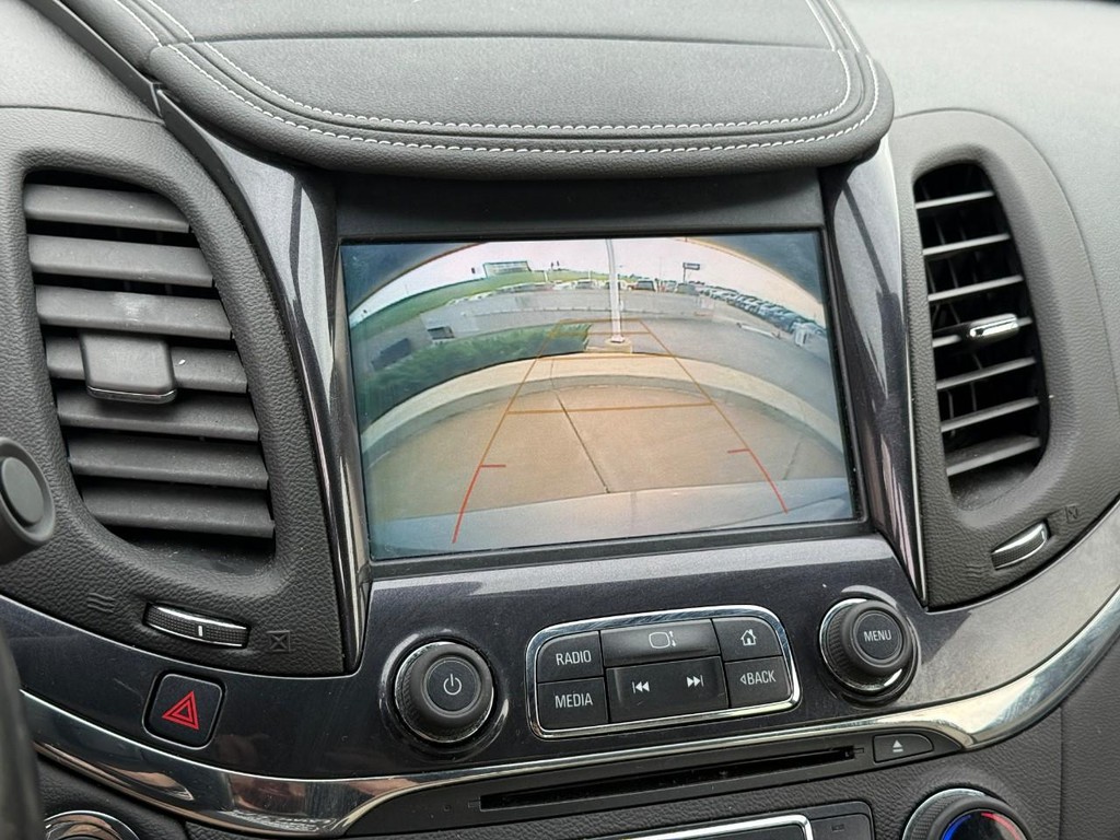 Chevrolet Impala Vehicle Full-screen Gallery Image 22