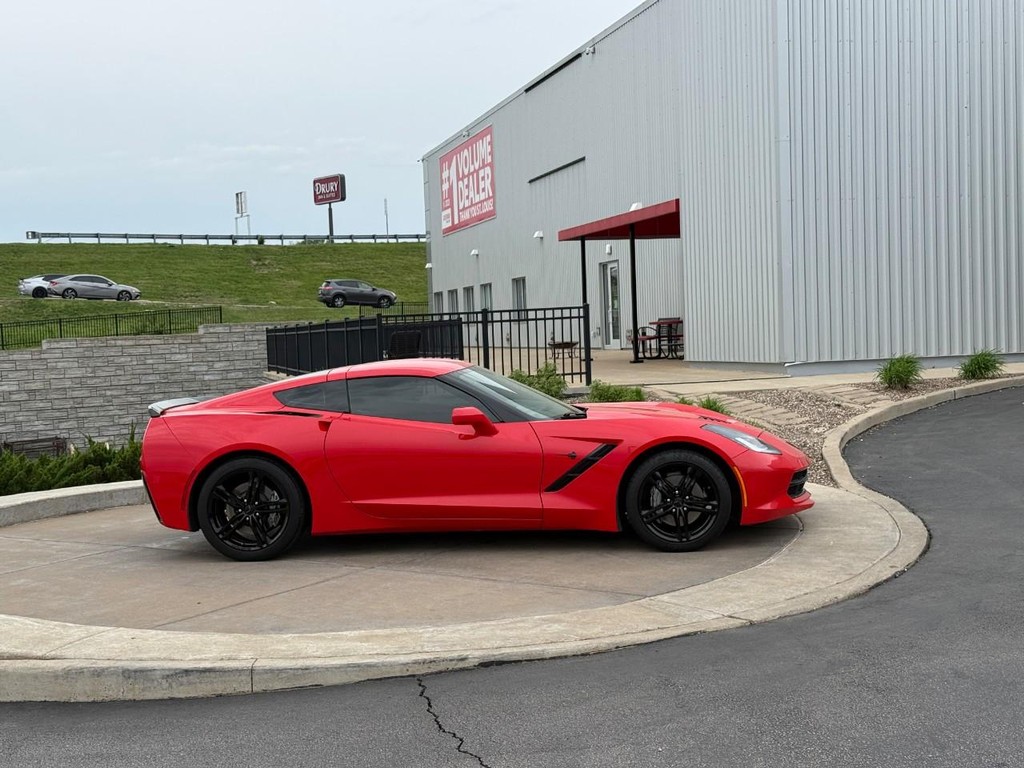 Chevrolet Corvette Vehicle Full-screen Gallery Image 02
