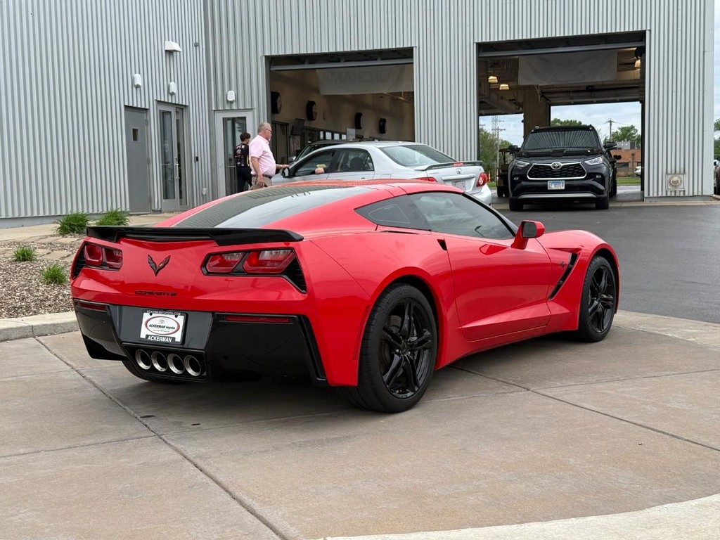 Chevrolet Corvette Vehicle Full-screen Gallery Image 03