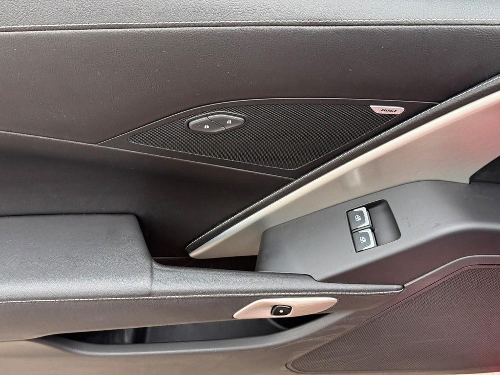 Chevrolet Corvette Vehicle Full-screen Gallery Image 12