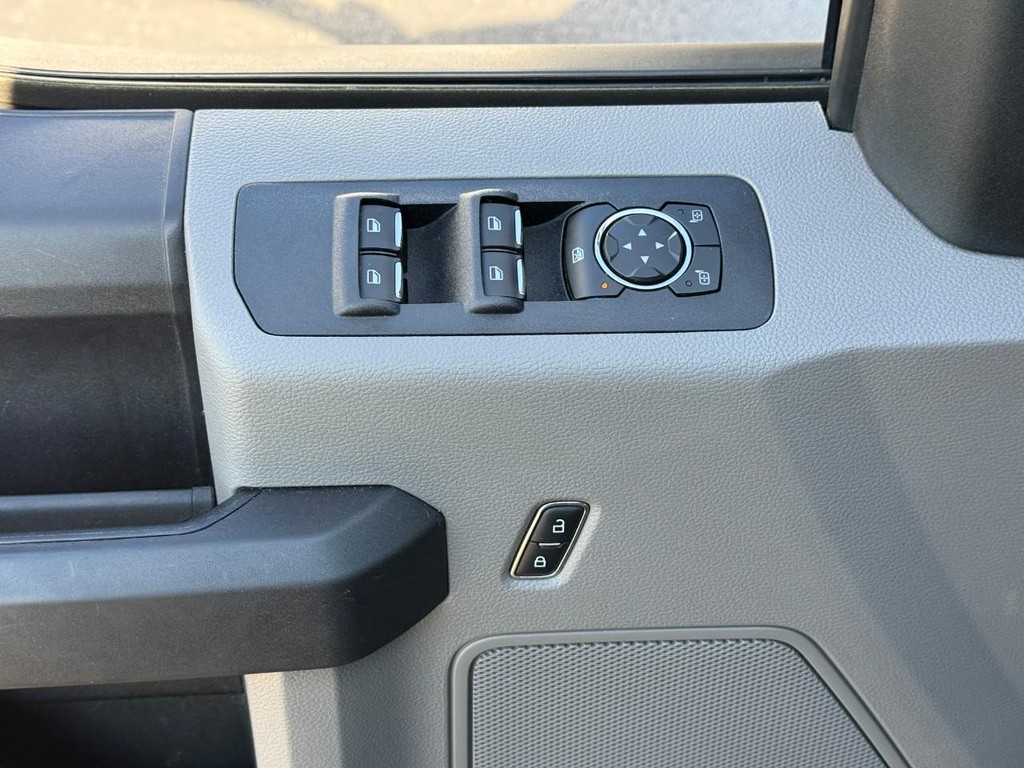 Ford F-150 Vehicle Full-screen Gallery Image 14