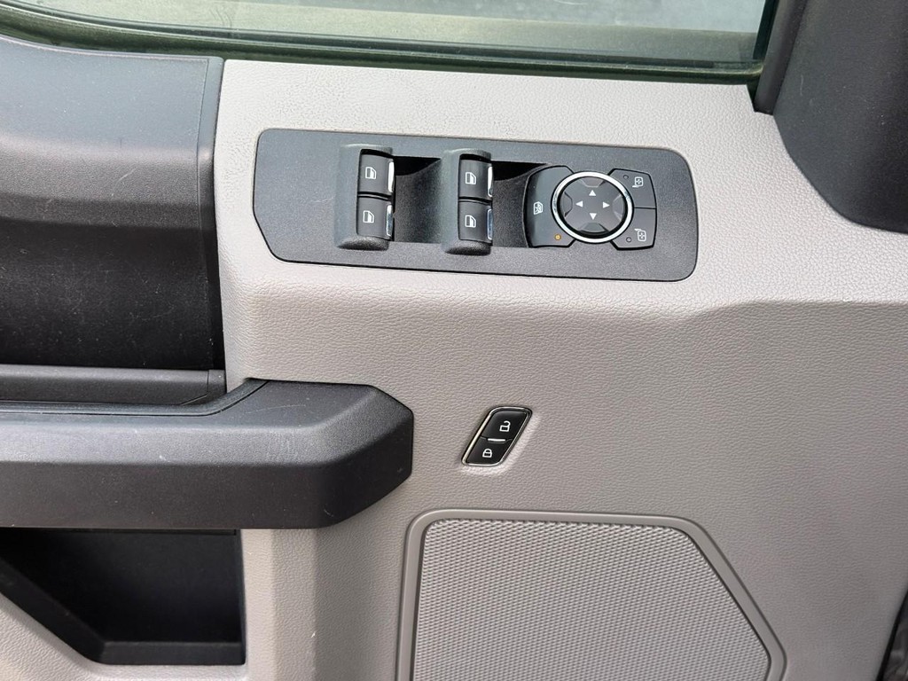 Ford F-150 Vehicle Full-screen Gallery Image 12