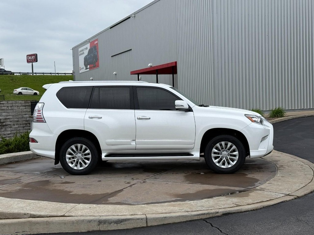 Lexus GX Vehicle Full-screen Gallery Image 02