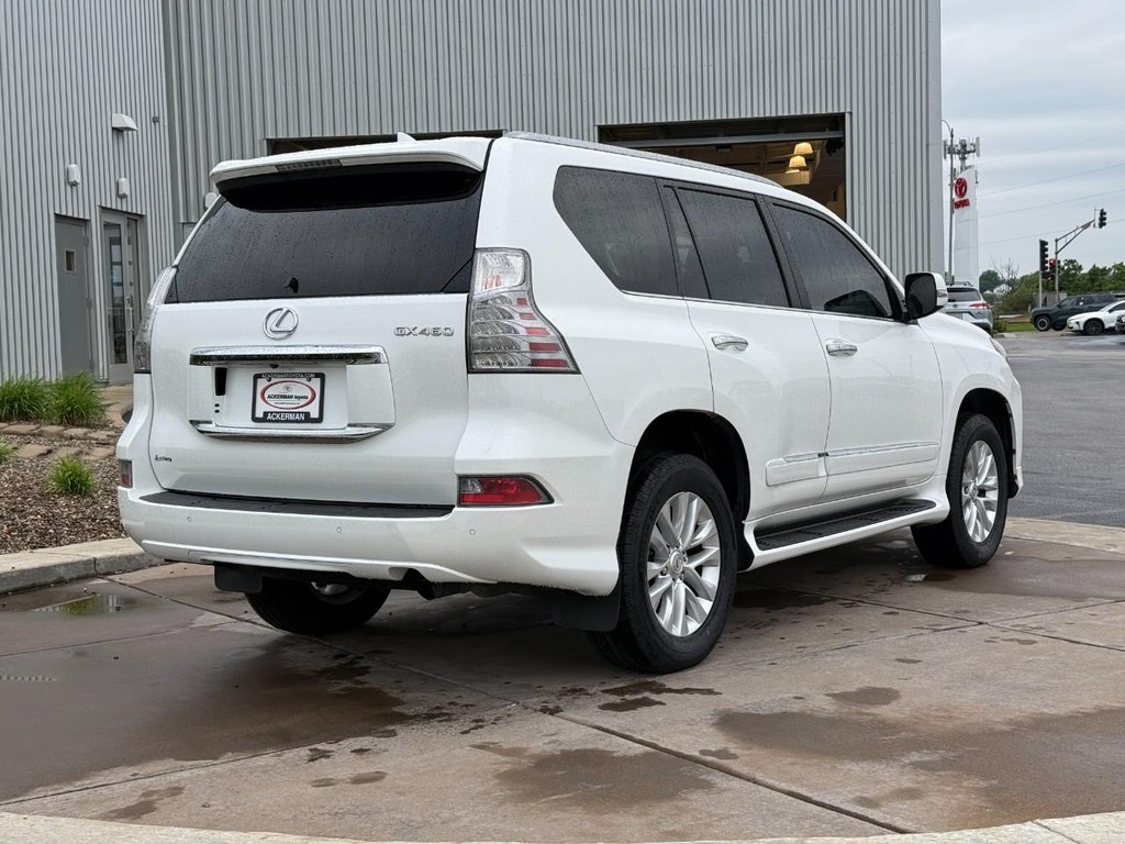 Lexus GX Vehicle Full-screen Gallery Image 03