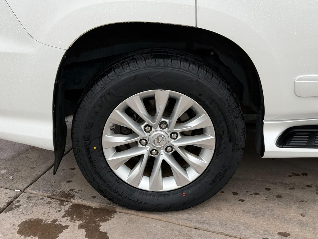 Lexus GX Vehicle Full-screen Gallery Image 04