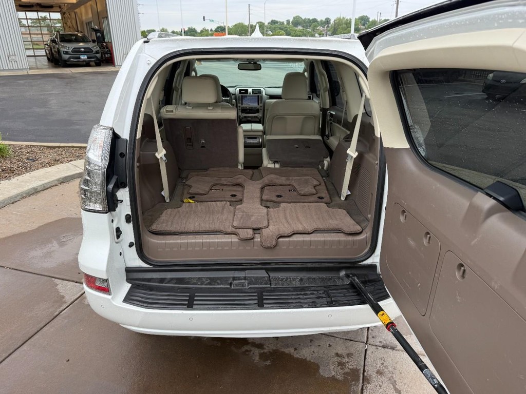 Lexus GX Vehicle Full-screen Gallery Image 05