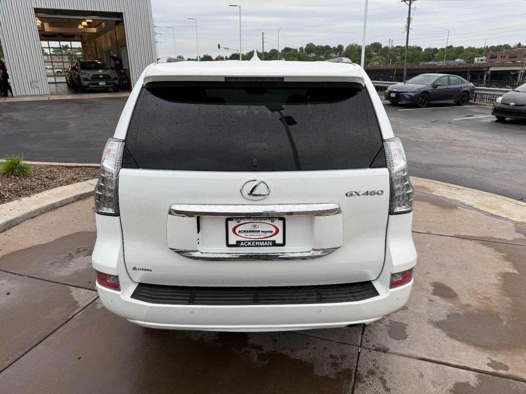 Lexus GX Vehicle Full-screen Gallery Image 06