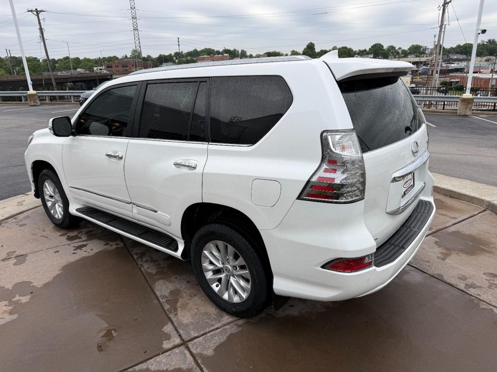 Lexus GX Vehicle Full-screen Gallery Image 07