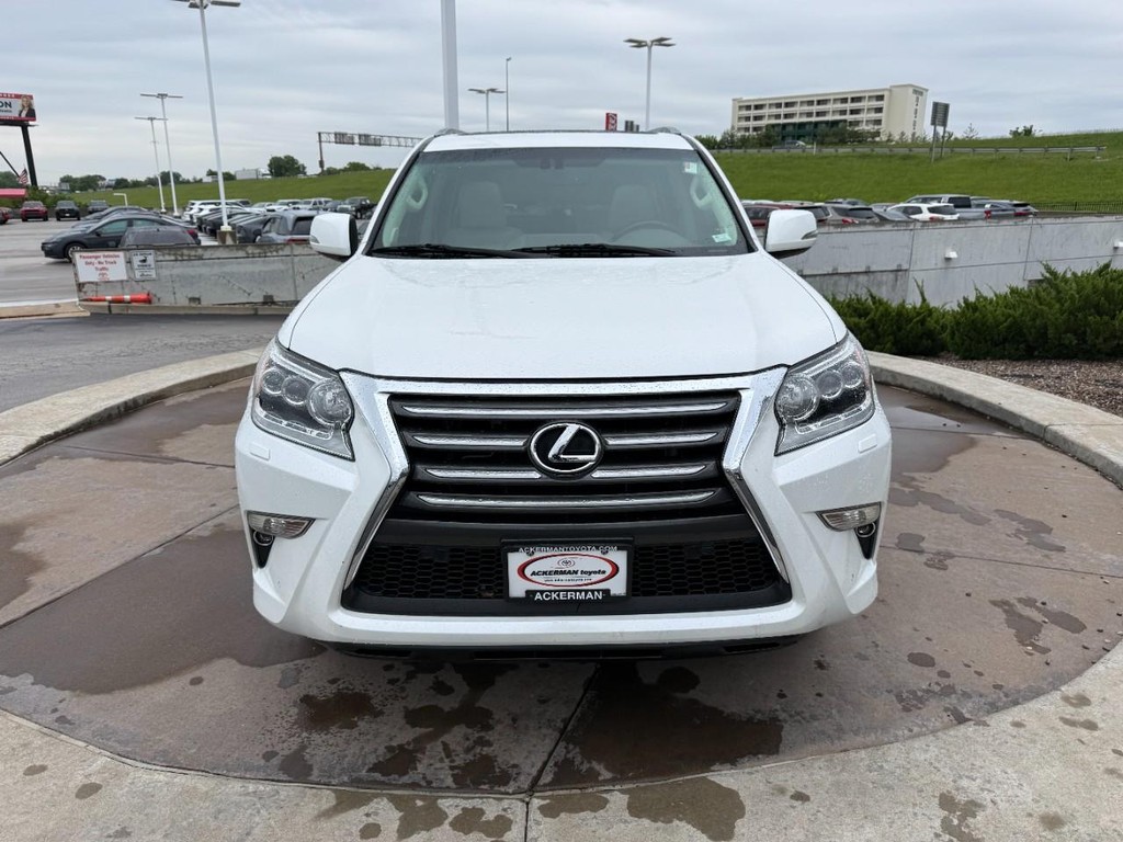 Lexus GX Vehicle Full-screen Gallery Image 09