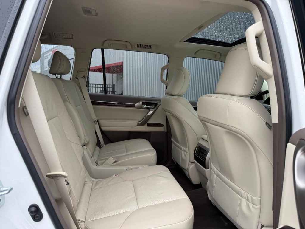 Lexus GX Vehicle Full-screen Gallery Image 10