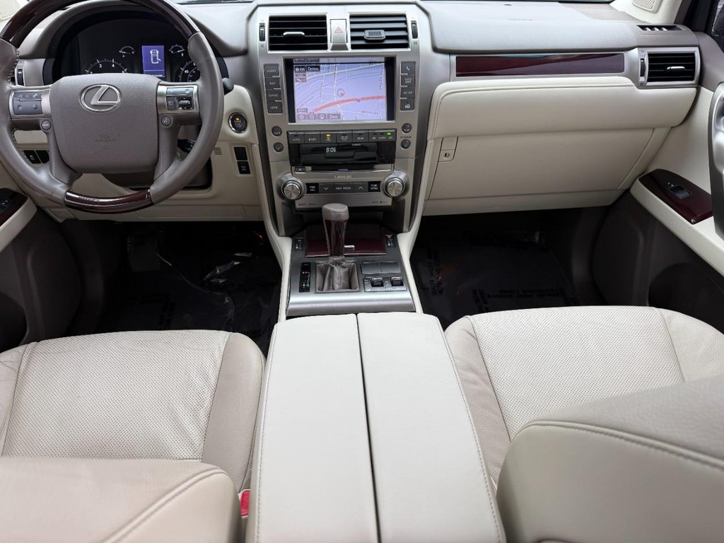 Lexus GX Vehicle Full-screen Gallery Image 11