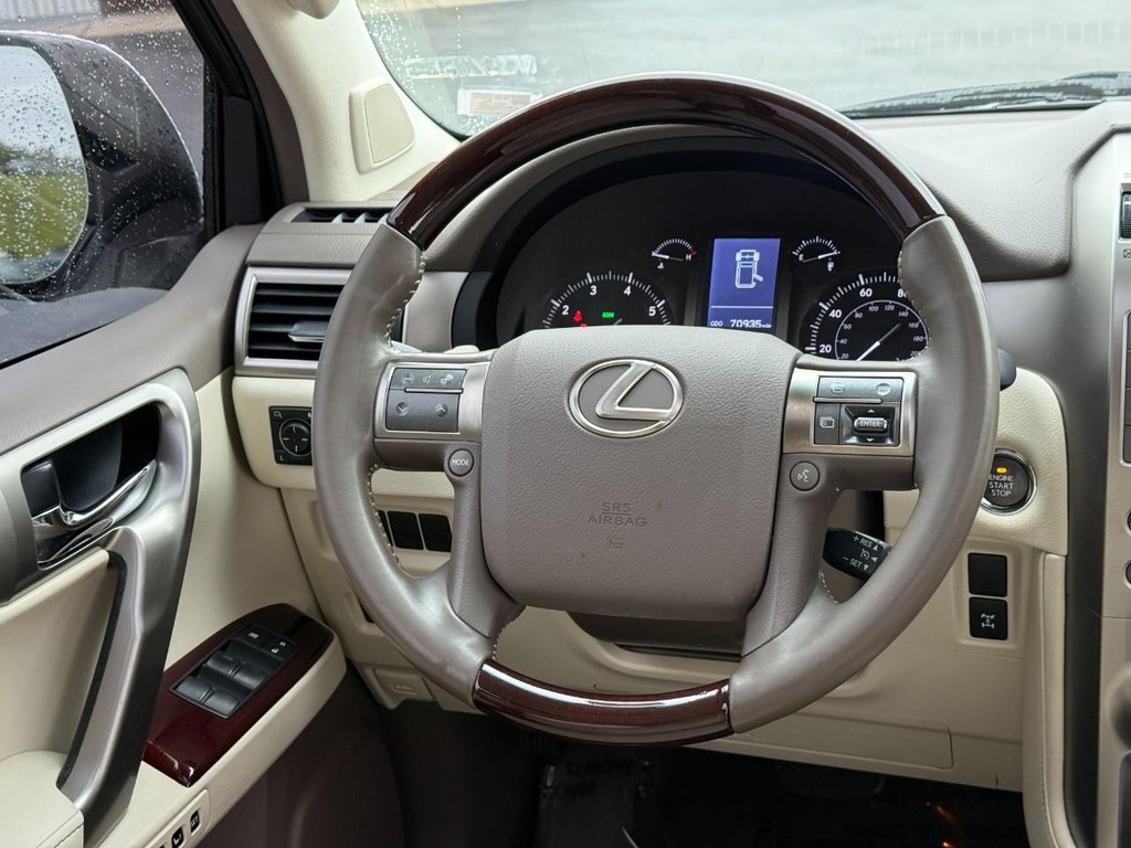 Lexus GX Vehicle Full-screen Gallery Image 12