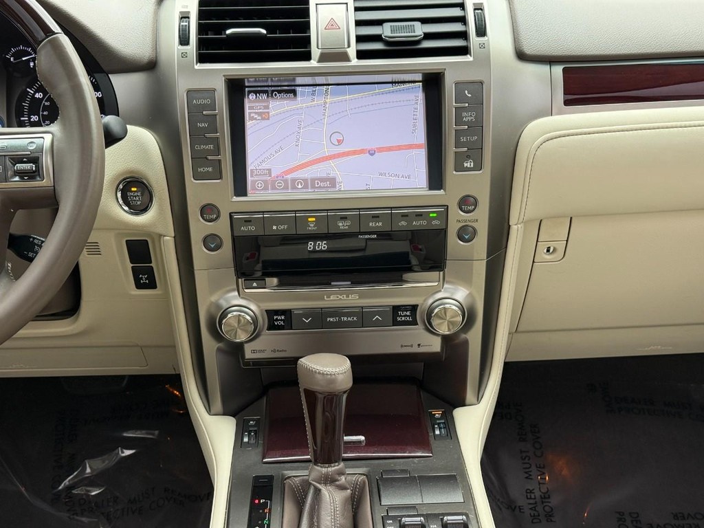 Lexus GX Vehicle Full-screen Gallery Image 14